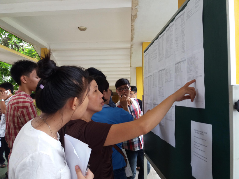 Thí sinh, phụ huynh tìm hiểu thông tin để làm hồ sơ xét tuyển đại học. (Ảnh: Phạm Mai/Vietnam+)