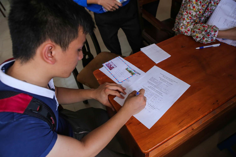 Thi sinh làm hồ sơ xét tuyển đại học. (Ảnh: Minh Sơn/Vietnam+)
