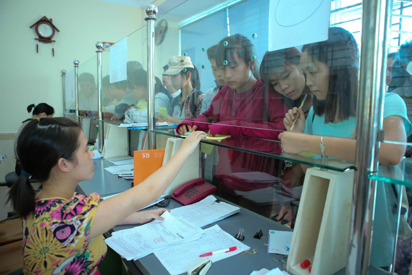 Thí sinh làm hồ sơ xét tuyển vào Đại học Công nghiệp Hà Nội. (Ảnh: Minh Sơn/Vietnam+)