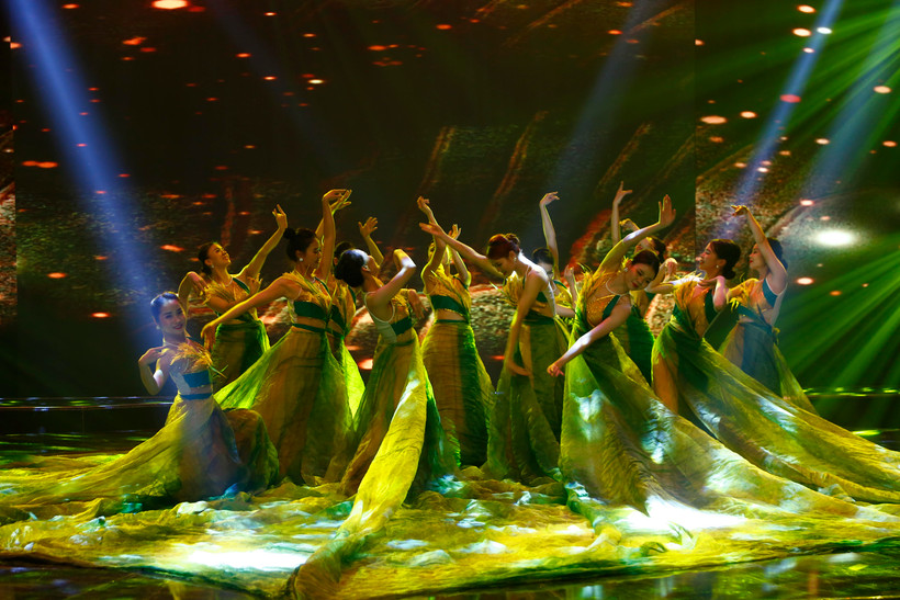 Các tiết mục nghệ thuật được êkíp thực hiện lựa chọn với màu sắc đa dạng, cách thể hiện hấp dẫn: trình diễn trên sân khấu; trình diễn âm thanh-ánh sáng; trình diễn tại hiện trường... (Ảnh: VTV)