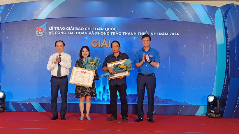 Ban tổ chức trao giải A cho các các tác giả. (Ảnh: PV/Vietnam+)