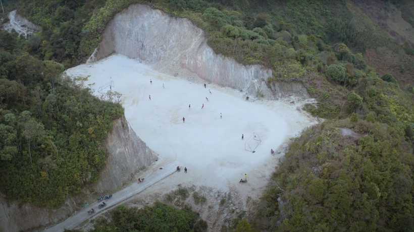 Sân bóng tại Tà Xùa - bối cảnh phim đồng thời là một trong những điểm đến săn mây nổi tiếng của Việt Nam. (Ảnh trong phim)