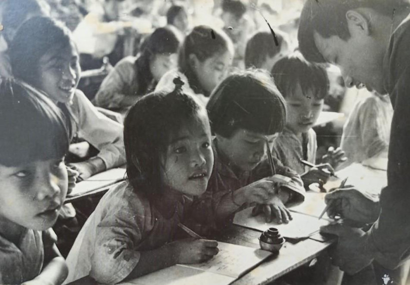 Lớp học tại khu 8 trong thời kỳ kháng chiến chống Mỹ cứu nước. (Ảnh: NVCC)