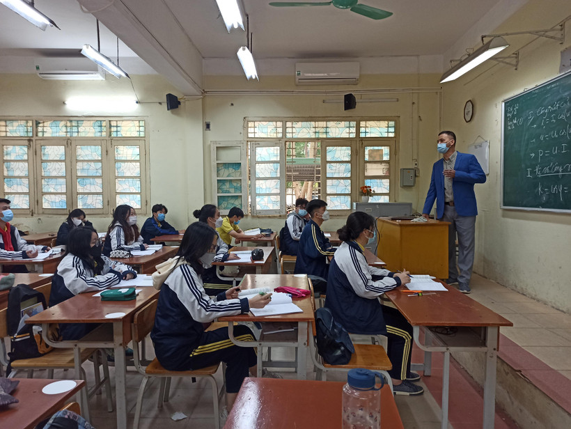 Học sinh đi học trực tiếp sau thời gian nghỉ dịch. (Ảnh: PV/Vietnam+)