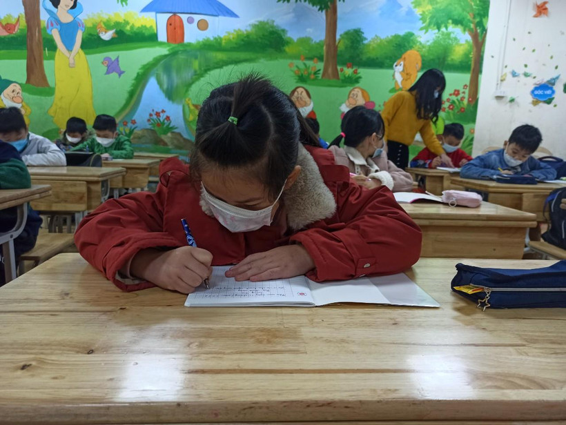 Học sinh Trường Tiểu học Phạm Tu, huyện Thanh Trì, Hà Nội, đi học trở lại sau thời gian tạm dừng đến trường. (Ảnh: Phạm Mai/Vietnam+)