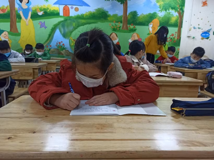 Học sinh Trường Tiểu học Phạm Tu, huyện Thanh Trì, Hà Nội, đi học trở lại sau thời gian tạm dừng đến trường. (Ảnh: Phạm Mai/Vietnam+)