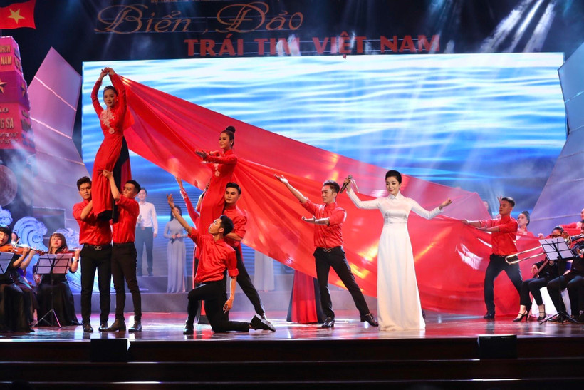 Chương trình nghệ thuật “Biển, đảo - Trái tim Việt Nam” tại Nhà hát Đài Tiếng nói Việt Nam. (Ảnh: Minh Quyết/TTXVN)
