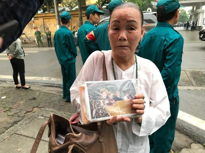 Bà Mai Thị Nhật có mặt tại Nhà tang lễ Quốc gia từ sớm để xin được vào viếng nguyên Chủ tịch nước Lê Đức Anh. (Ảnh: Sơn Bách/Vietnam+)
