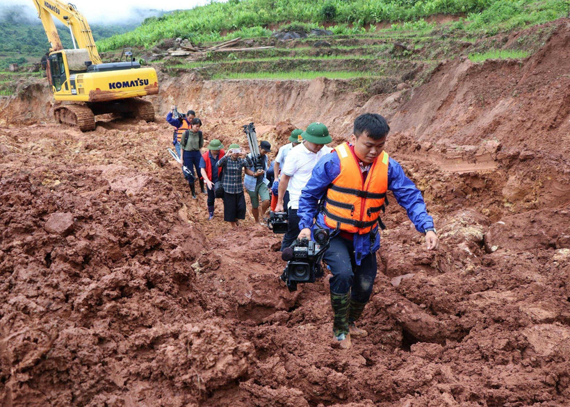 Các phóng viên báo chí cần dấn thân để đẩy lùi những tiêu cực trong xã hội. (Ảnh minh họa: TTXVN)