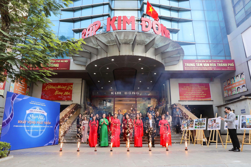 Các đại biểu cắt băng khai mạc triển lãm tại Rạp Kim Đồng. (Ảnh: Thanh Tùng/TTXVN)