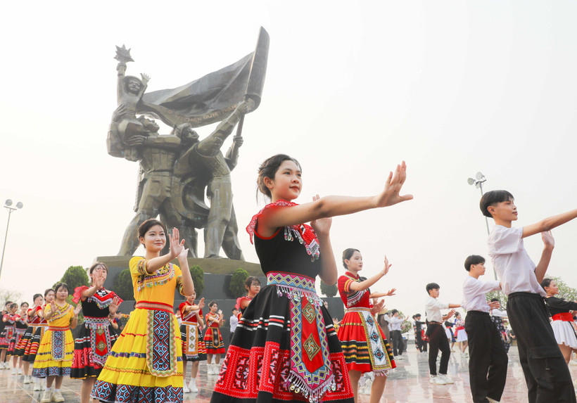 Học sinh Điện Biên đồng diễn chào mừng 70 năm chiến thắng Điện Biên Phủ. (Ảnh: Xuân Tứ/TTXVN)