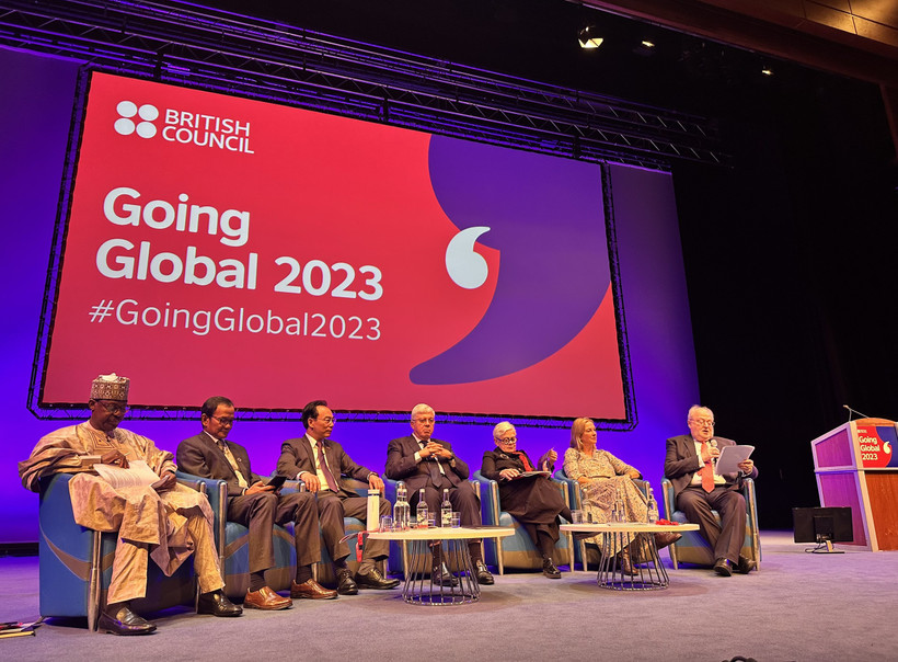 Thứ trưởng Bộ Giáo dục và Đào tạo Việt Nam Hoàng Minh Sơn (thứ ba từ trái sang) tại Hội nghị. (Ảnh: PV/Vietnam+)