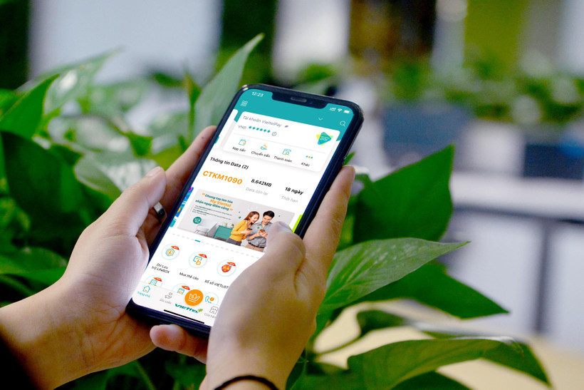 Khách hàng trải nghiệm các tiện ích của Viettel trên nền tảng công nghệ số. (Ảnh: PV)