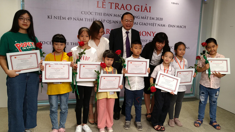 Các em học sinh được trao giải tại cuộc thi "Đan Mạch trong mắt em." (Ảnh: Minh Thu/Vietnam+)