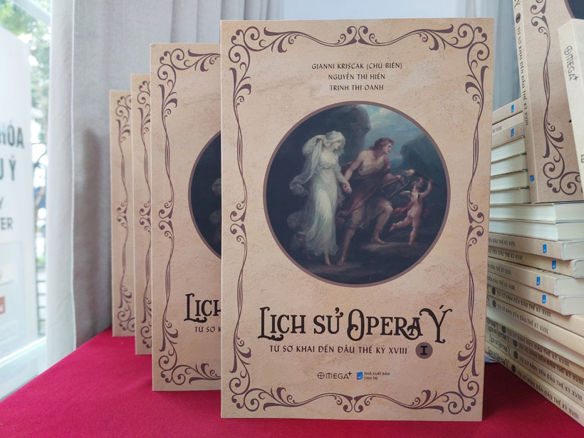 Tập đầu tiên trong bộ sách “Lịch sử Opera Ý” do Nhà xuất bản Dân trí và Công ty OmegaPlus ấn hành. (Ảnh: Minh Thu/Vietnam+)