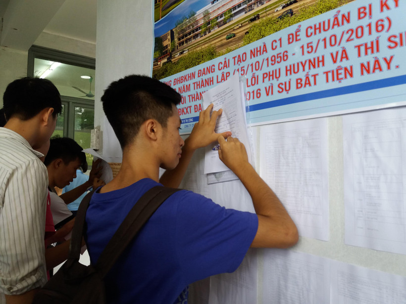 Thí sinh tìm hiểu thông tin và điền hồ sơ xét tuyển đại học. (Ảnh: Phạm Mai/Vietnam+)