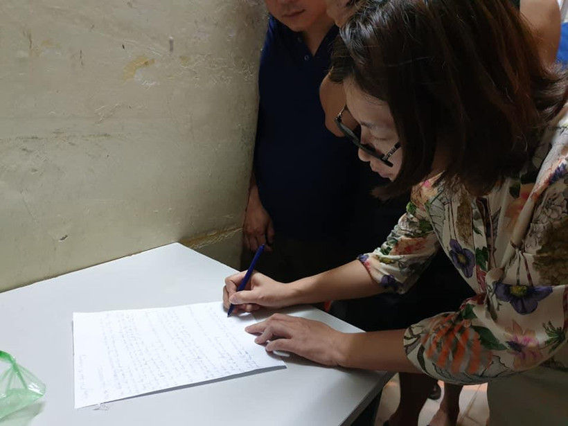 Bà Trần Thị Hồng Hạnh ký vào bản tường trình. (Ảnh: Thùy Giang/Vietnam+)