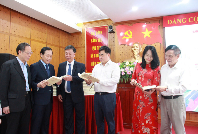 Đại biểu, chuyên gia trao đổi về nội dung cuốn sách. (Ảnh: PV/Vietnam+)