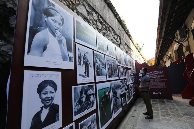 Triển lãm khắc họa chân dung những người phụ nữ Việt Nam với bao đức tính cao đẹp. (Ảnh: Minh Thu/Vietnam+)