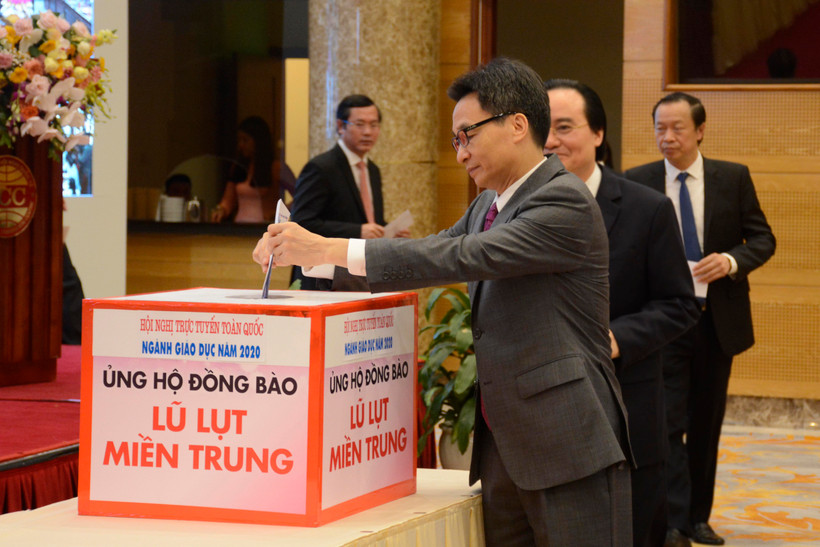 Phó thủ tướng Vũ Đức Đam và các đại biểu tại Hội nghị ủng hộ đồng bào miền Trung. (Ảnh: PV)