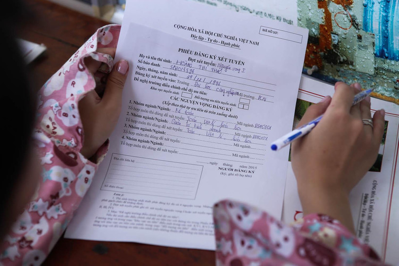 Thí sinh điều chỉnh nguyện vọng đăng ký xét tuyển. (Ảnh: Minh Sơn/Vietnam+)