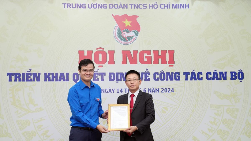 Ông Bùi Quang Huy, Bí thư thứ nhất Trung ương Đoàn trao Quyết định bổ nhiệm nhà báo Phùng Công Sưởng (phải) làm Tổng Biên tập Báo Tiền Phong. (Ảnh: Hồng Vĩnh)