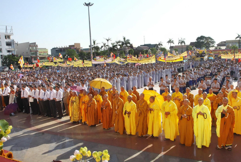 Tăng ni, Phật tử tham dự lễ Phật đản tại Quảng Trị. (Ảnh: Hồ Cầu/TTXVN)