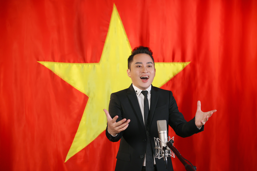 Tùng Dương hát Quốc ca trong niềm tự hào dân tộc. (Ảnh: NVCC)