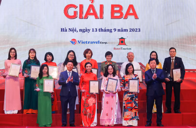 Phóng viên Minh Thu, Báo Điện tử VietnamPlus (thứ tư từ trái sang, hàng trước) nhận giải Ba. (Ảnh: PV/Vietnam+)