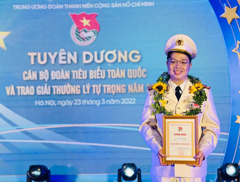 Phó Bí thư Đoàn Công an tỉnh Điện Biên Lò Văn Long nhận giải thưởng Lý Tự Trọng. (Ảnh: NVCC)