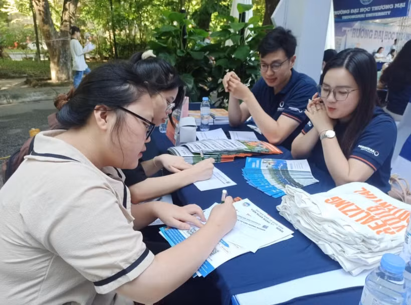 Thí sinh tìm hiểu thông tin tuyển sinh của Trường Đại học Thương mại. (Ảnh: Phạm Mai/Vietnam+)
