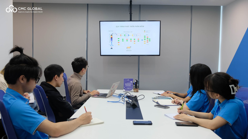 Sinh viên Trường Đại học CMC học tập qua tham gia dự án thực tế. (Ảnh: PV/Vietnam+)