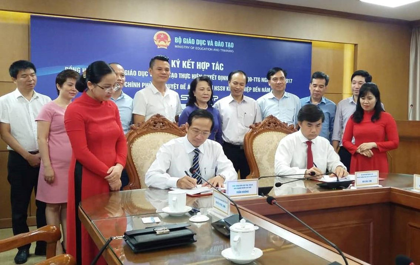 Đại diện các bên ký kết văn bản hợp tác. (Ảnh: Phạm Mai/Vietnam+)