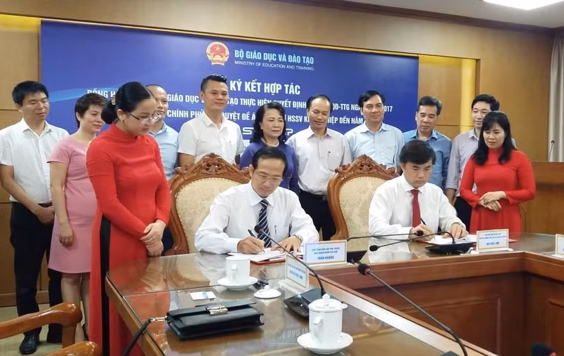 Đại diện các bên ký kết văn bản hợp tác. (Ảnh: Phạm Mai/Vietnam+)