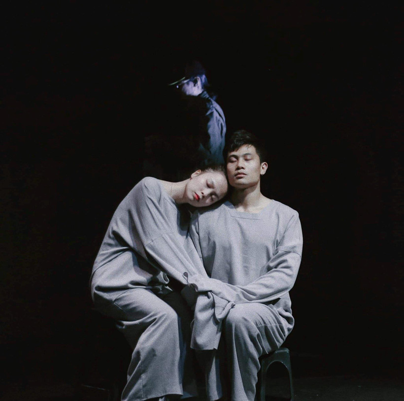 Từ khi ra mắt (đầu năm 2019), vở kịch phi lý "Nữ ca sỹ hói đầu" là một "món ăn" lạ với khán giả Thủ đô. (Ảnh: LucTeam)