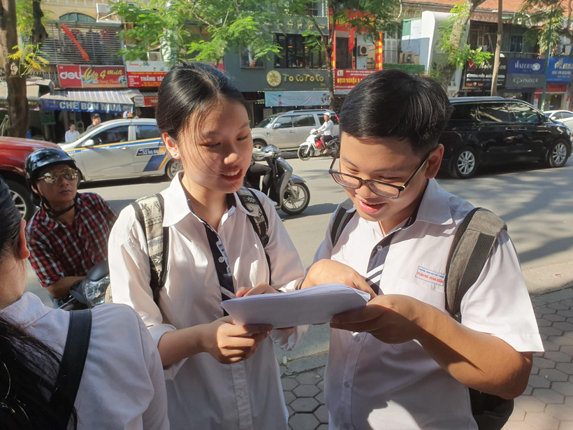 Thí sinh trao đổi bài sau buổi thi môn Ngoại ngữ. (Ảnh: Hồng Kiều/Vietnam+)