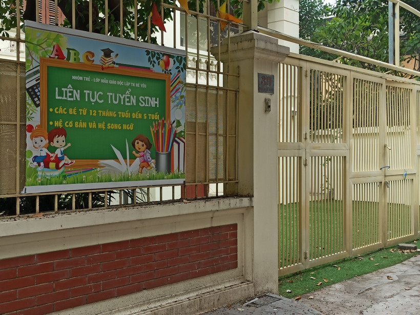 Không thể trụ nổi sau 8 tháng đóng cửa vì dịch bệnh, cơ sở mầm non này đã phải giải thể, trả mặt bằng. Biển chính đã bị gỡ xuống, chỉ còn tấm biển phụ. (Ảnh: Phạm Mai/Vietnam+)