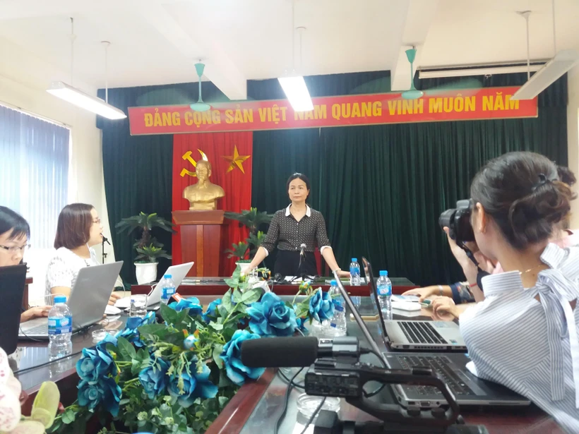 Hiệu trưởng Ngô Thị Thu Anh chia sẻ thông tin với báo chí. (Ảnh: PM/Vietnam+)