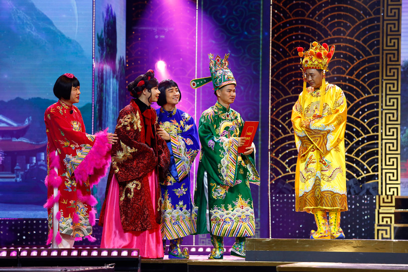 Nghệ sỹ Ưu tú Xuân Bắc (thứ hai từ phải sang) cùng các nghệ sỹ tham gia Táo Quân 2023. (Ảnh: VTV)