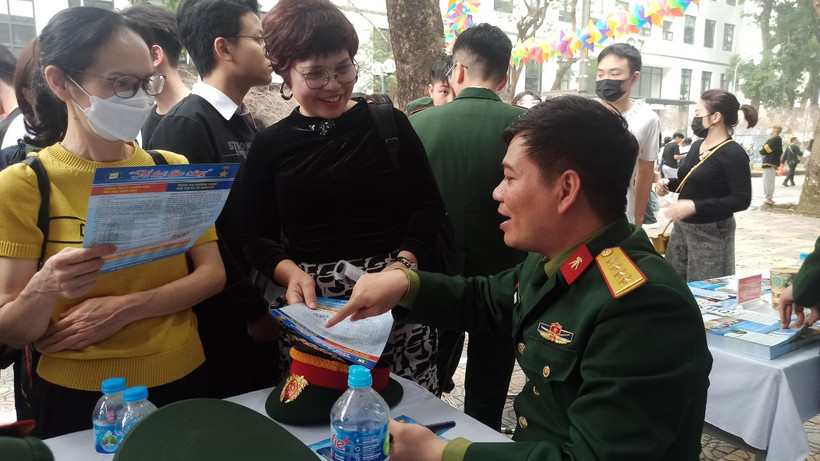 Thí sinh, phụ huynh tìm hiểu thông tin về khối ngành quân đội. (Ảnh: PV/Vietnam+)