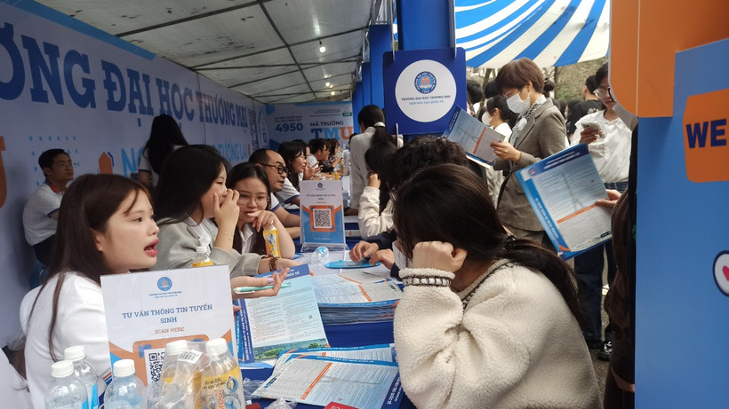 Thí sinh tìm hiểu thông tin tuyển sinh vào Trường Đại học Thương mại. (Ảnh: PV/Vietnam+)