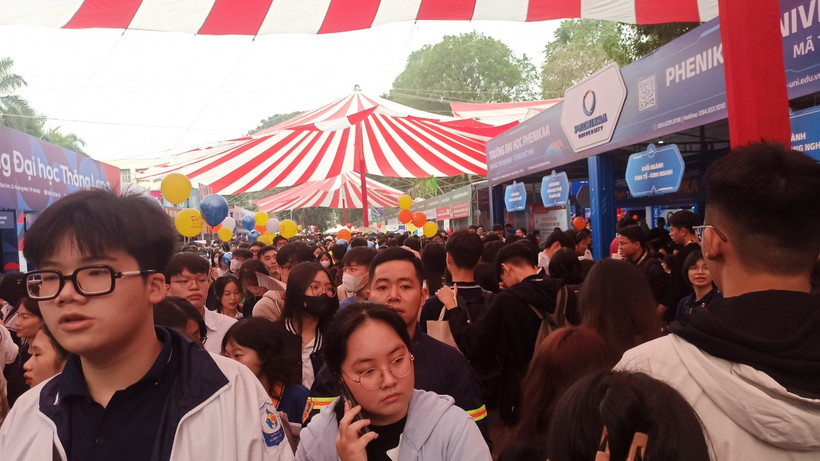 Ngày hội thu hút sự tham dự của hàng nghìn học sinh, phụ huynh. (Ảnh: PM/Vietnam+)