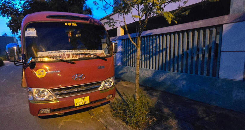 Chiếc xe nơi học sinh bị bỏ quên. (Ảnh: TTXVN)