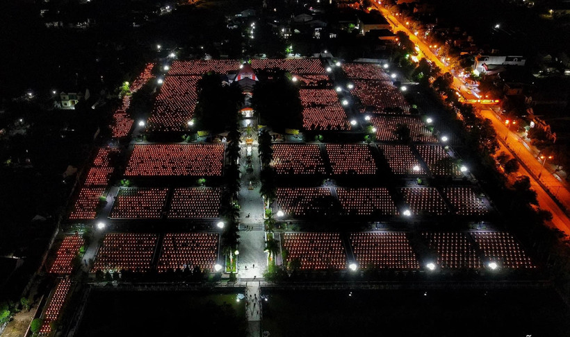 Ban tổ chức chương trình Khúc quân hành đã tới Nghĩa trang Việt-Lào thắp 11.000 ngọn nến tri ân các anh hùng liệt sỹ. (Ảnh: BTC)