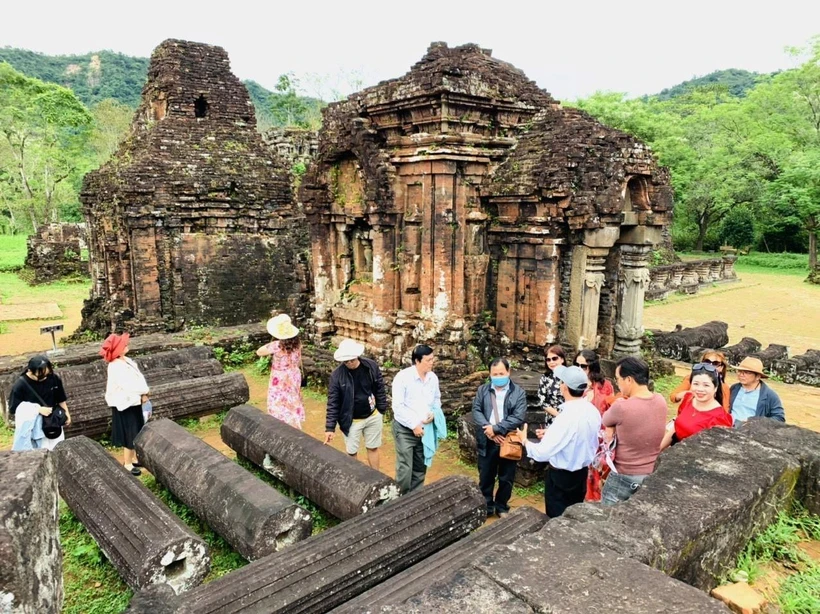 Mỗi ngày có khoảng 10 đoàn khách đến tham quan Di sản Văn hóa thế giới Mỹ Sơn. (Ảnh: Đoàn Hữu Trung/TTXVN)