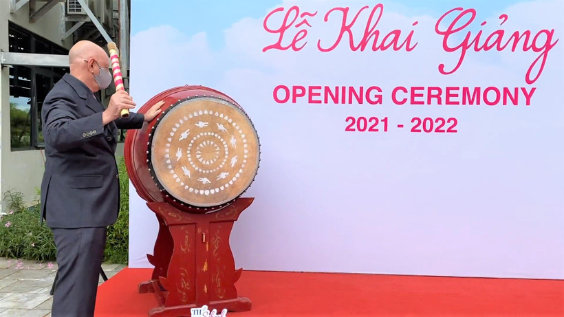 Thầy hiệu trưởng TH School Hòa Lạc Stephen West Leslie đánh trống tại điểm cầu Hòa Lạc. (Ảnh: PV)