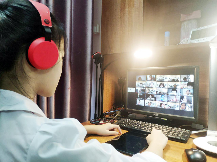 Do tác động của dịch COVID-19, học sinh ở nhiều tỉnh thành trên cả nước phải học trực tuyến. Trong ảnh là một tiết học online sôi động của lớp 6A2, trường THCS Hoàng Mai, quận Hoàng Mai, Hà Nội. (Ảnh: PV/Vietnam+)