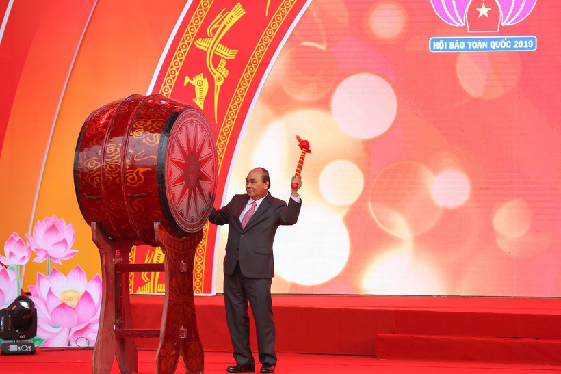 Thủ tướng Nguyễn Xuân Phúc đánh trống khai mạc Hội báo toàn quốc 2019. (Ảnh: Minh Sơn/Vietnam+)