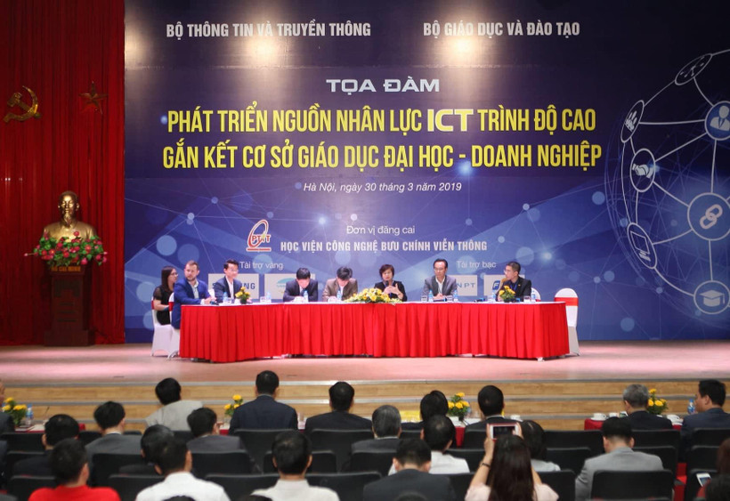 Tọa đàm đã thu hút sự tham gia của đông đảo đại diện các bộ ngành, lãnh đạo các trường đại học và doanh nghiệp. (Ảnh: Lê Tùng)