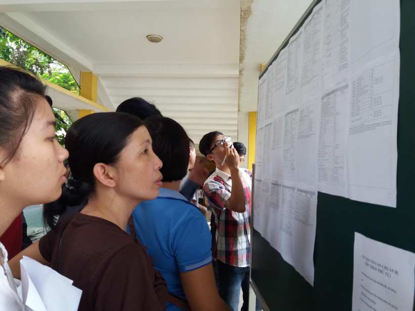 Thí sinh và phụ huynh tìm hiểu thông tin tuyển sinh đại học. (Ảnh: PM/Vietnam+)